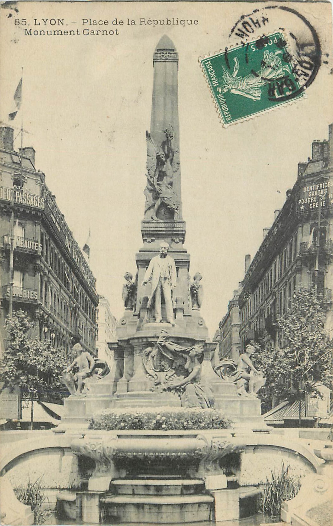CPA Lyon Place de la Republique Monument Carnot