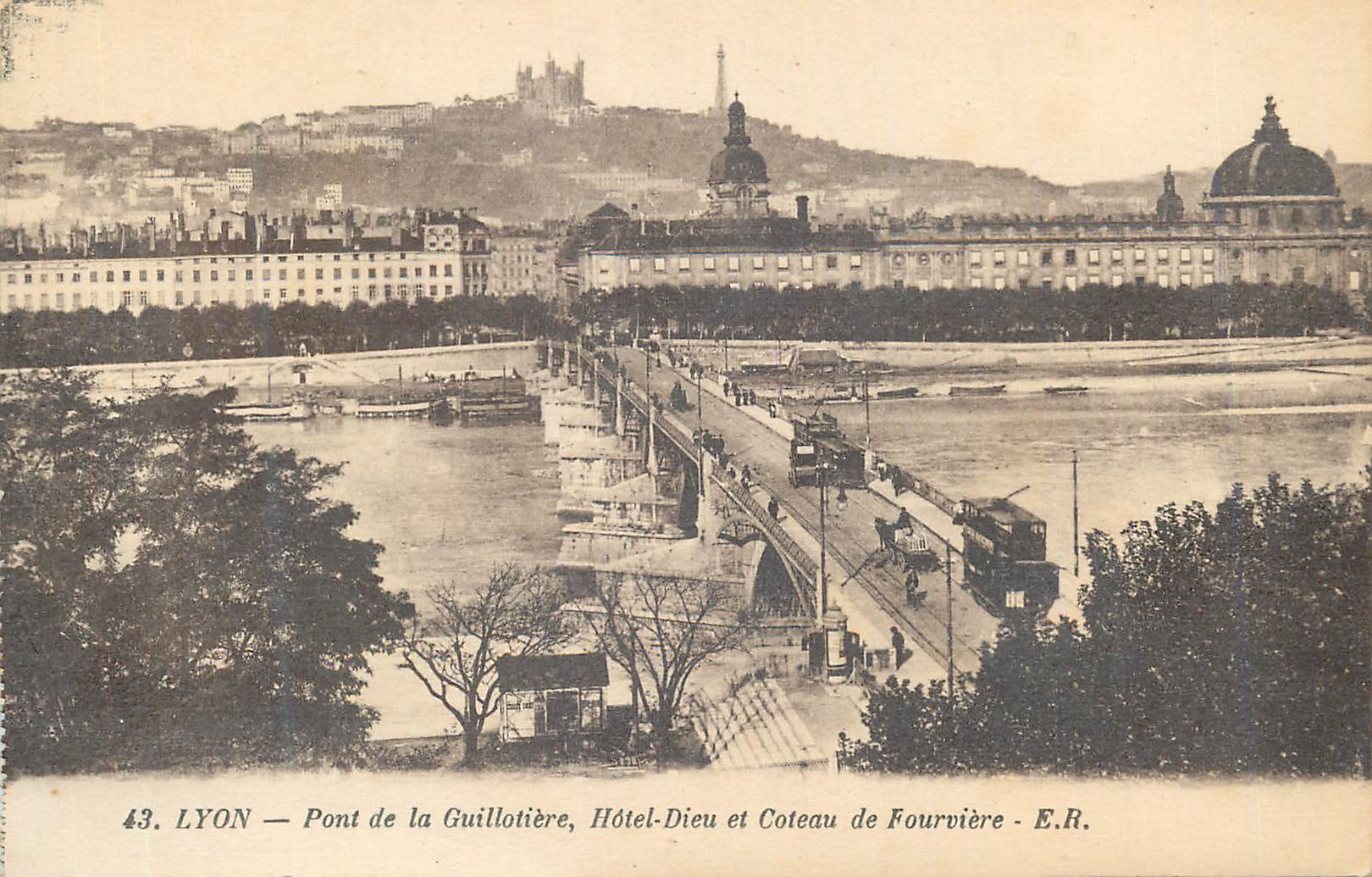 CPA Lyon Pont de la Guillotiere Hotel Dieu et Coteau de Fourviere Tramway