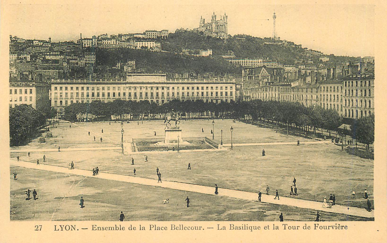 CPA Lyon Ensemble de la Place Bellecour La basilique et la tour de Fourviere
