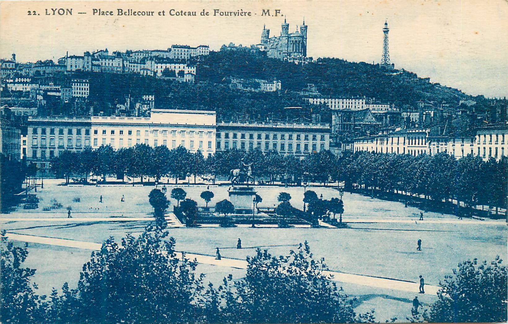 CPA Lyon Place Bellecour et Coteau de Fourviere 