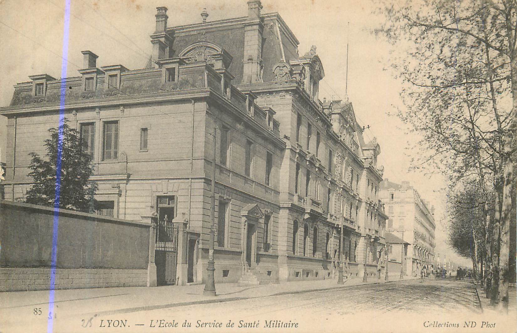 CPA Lyon l'Ecole du Service de Sante Militaire Militaria