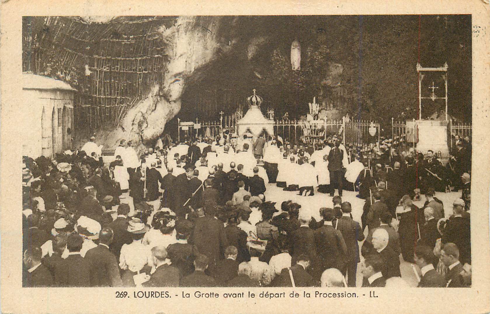 CPA Lourdes la Grotte avant le Depart de la Procession