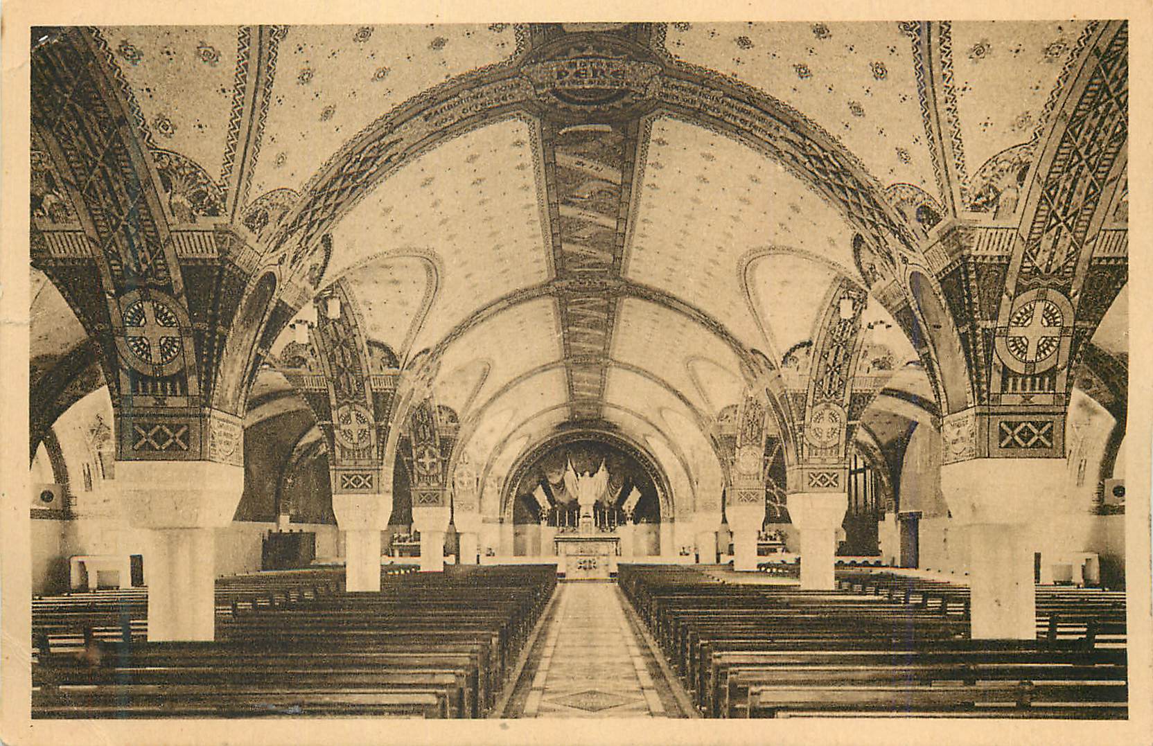 Intérieur de l'église — détails architecturaux et voûtes décorées — éditeur non identifié
