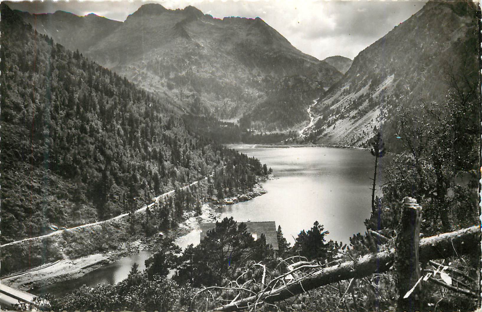 Lac de montagne — vue panoramique — éditeur non identifiable