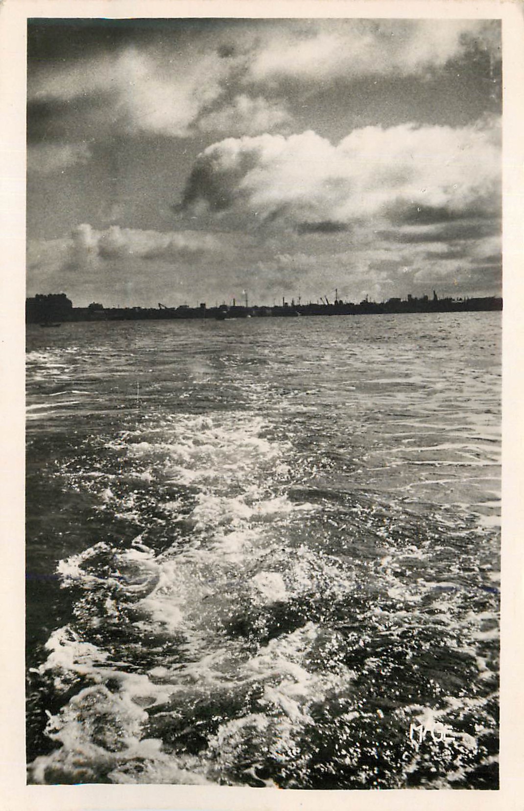 Vue depuis un bateau — traces d'écume sur l'eau — éditeur MAGE