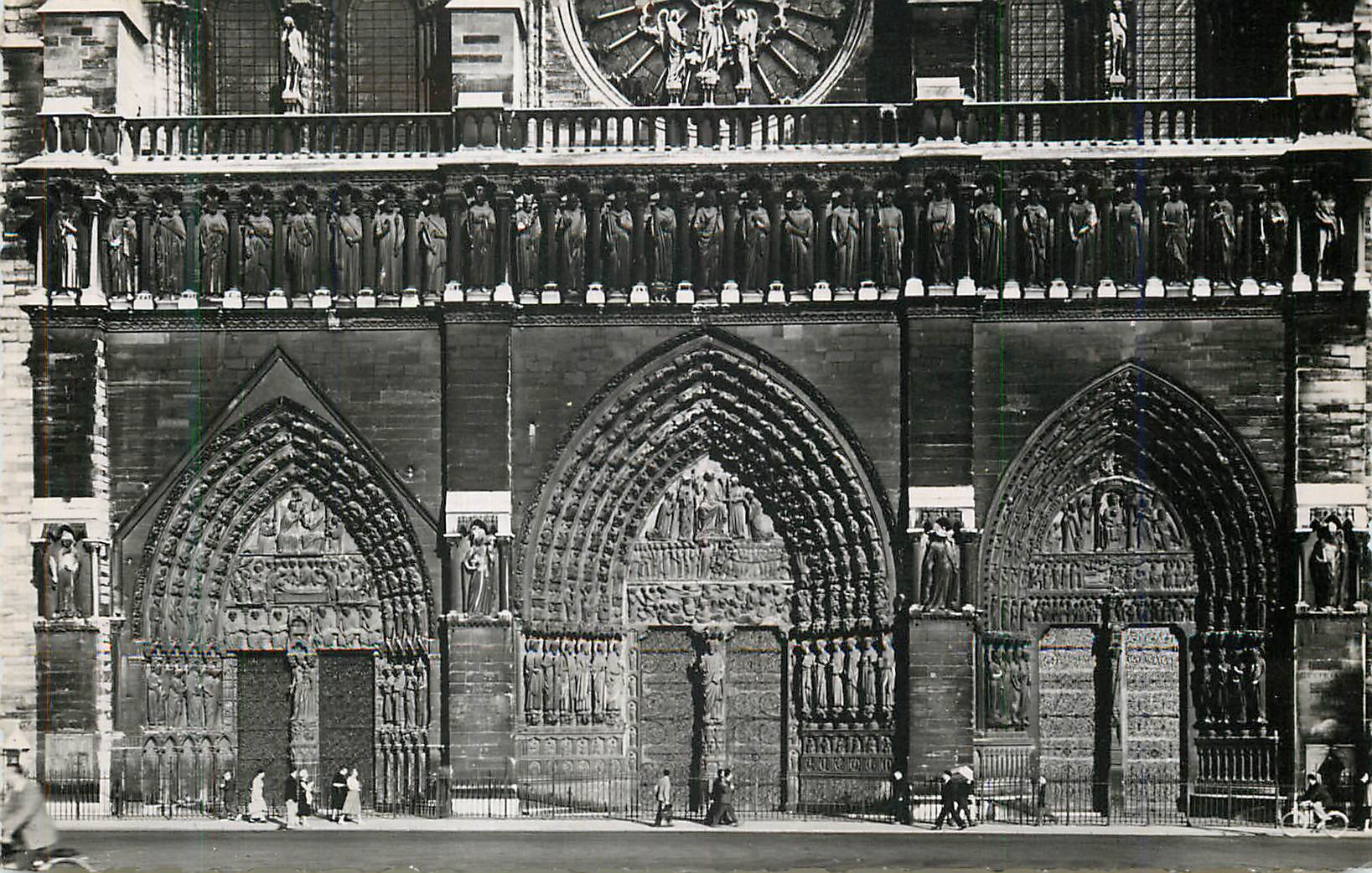 CPM Paris Notre Dame les Trois Portails de la Facade