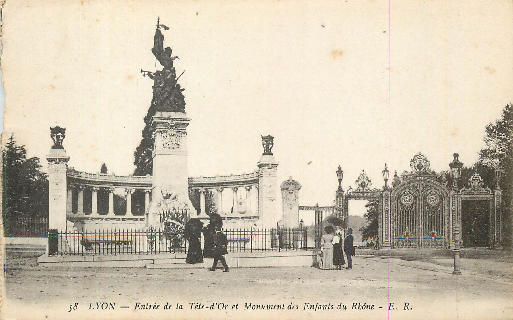 CPA Lyon Entree de la Tete d'Or et Monument des Enfants du Rhone