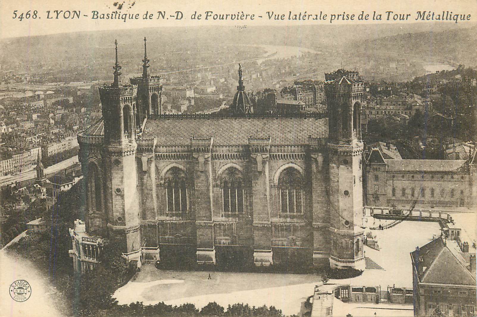 LYON - Basilique Notre-Dame de Fourvière - Vue latérale prise de la Tour Métallique