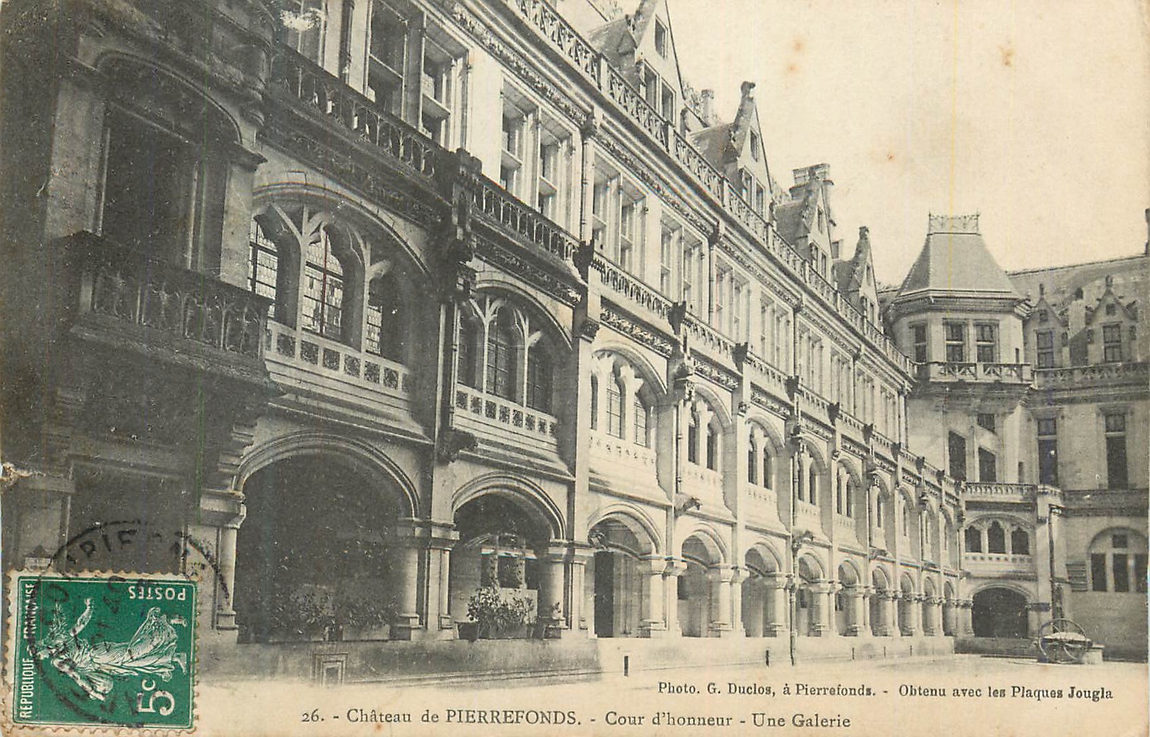 CPA Chateau de Pierrefonds Cour d'Honneur Une Galerie