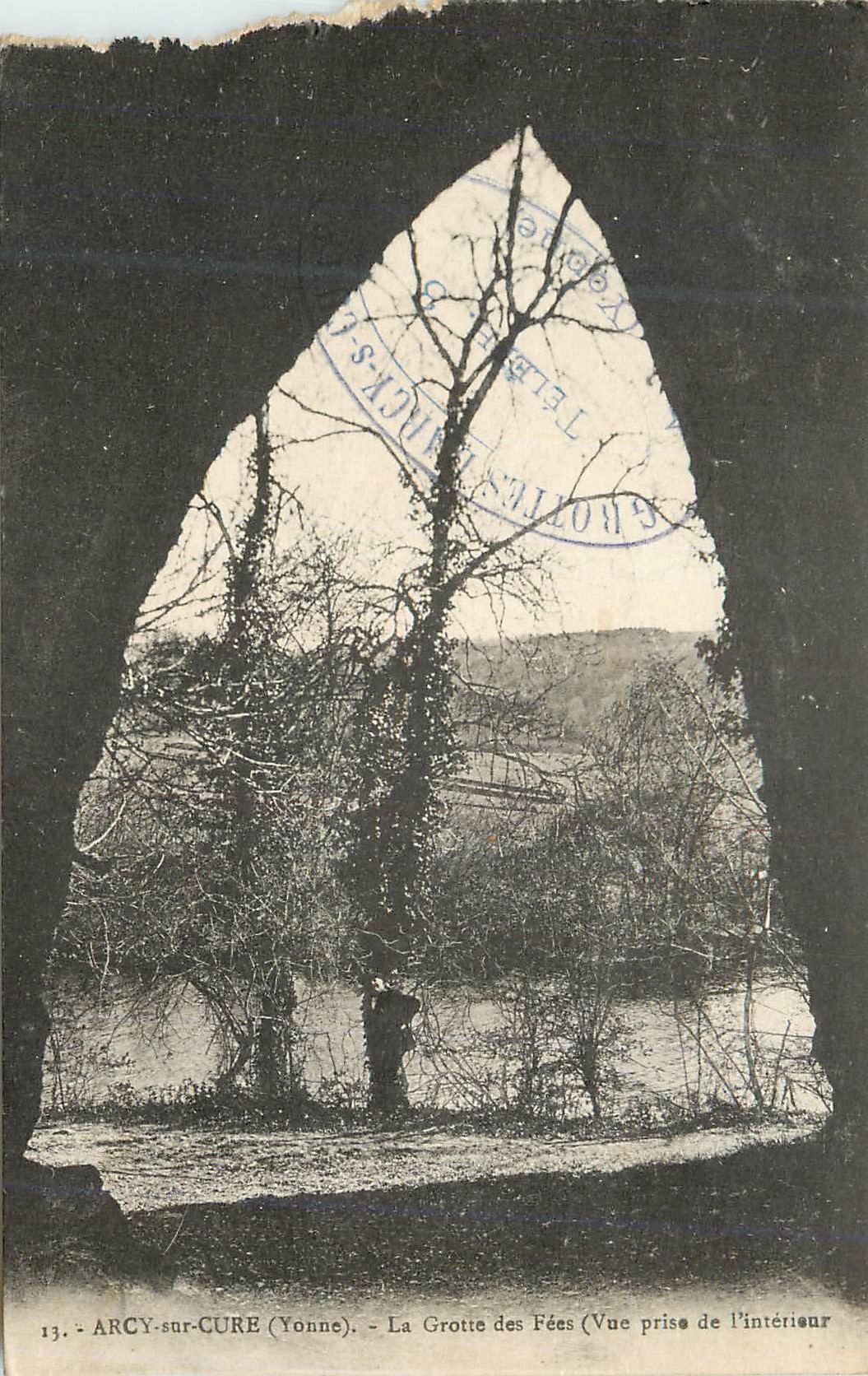 Arcy-sur-Cure (Yonne) — La Grotte des Fées — Vista tomada desde el interior