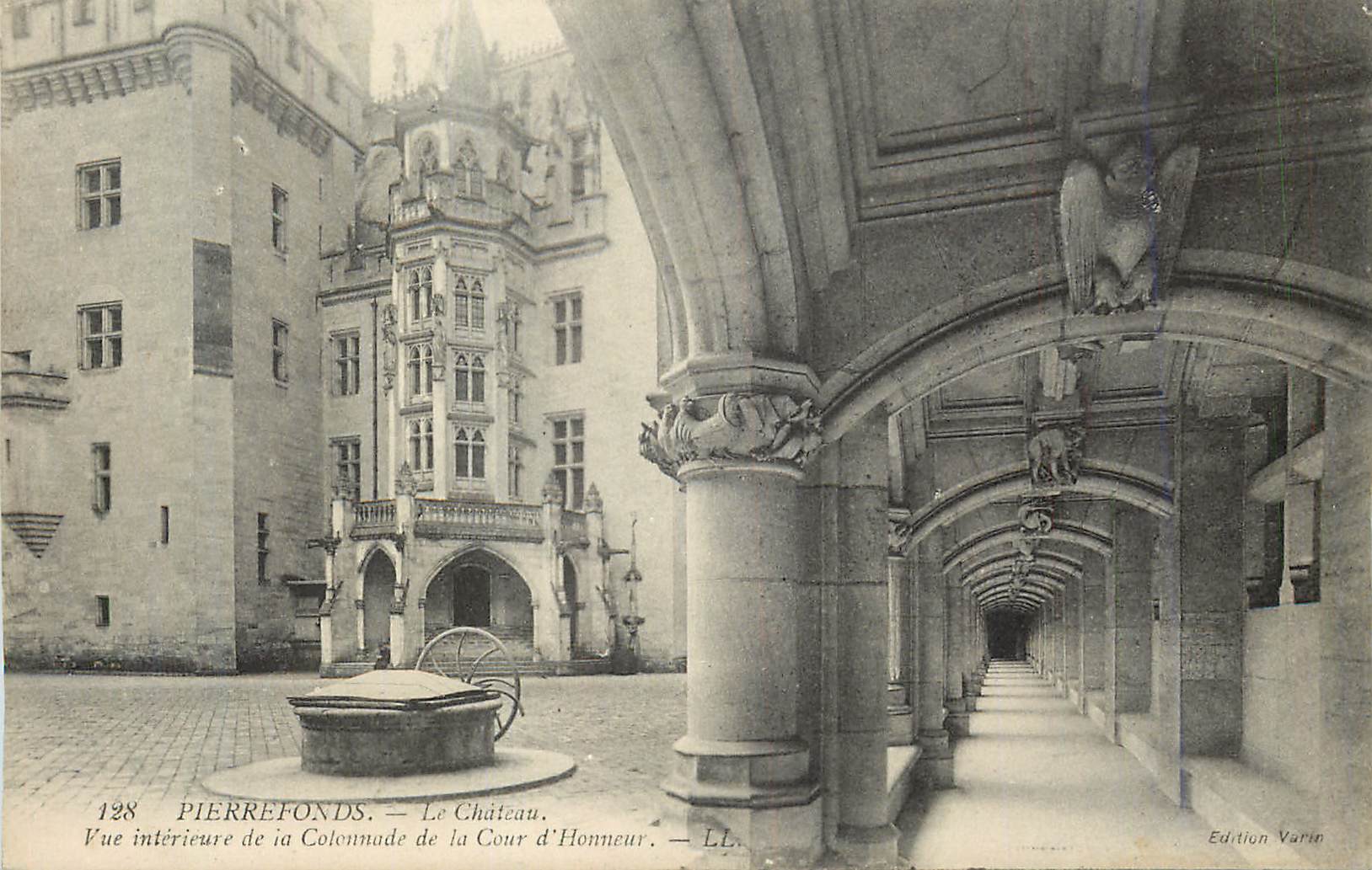 CPA Pierrefonds Le Chateau Vue Interieur de la Colonnade de la Cour d'Honneur