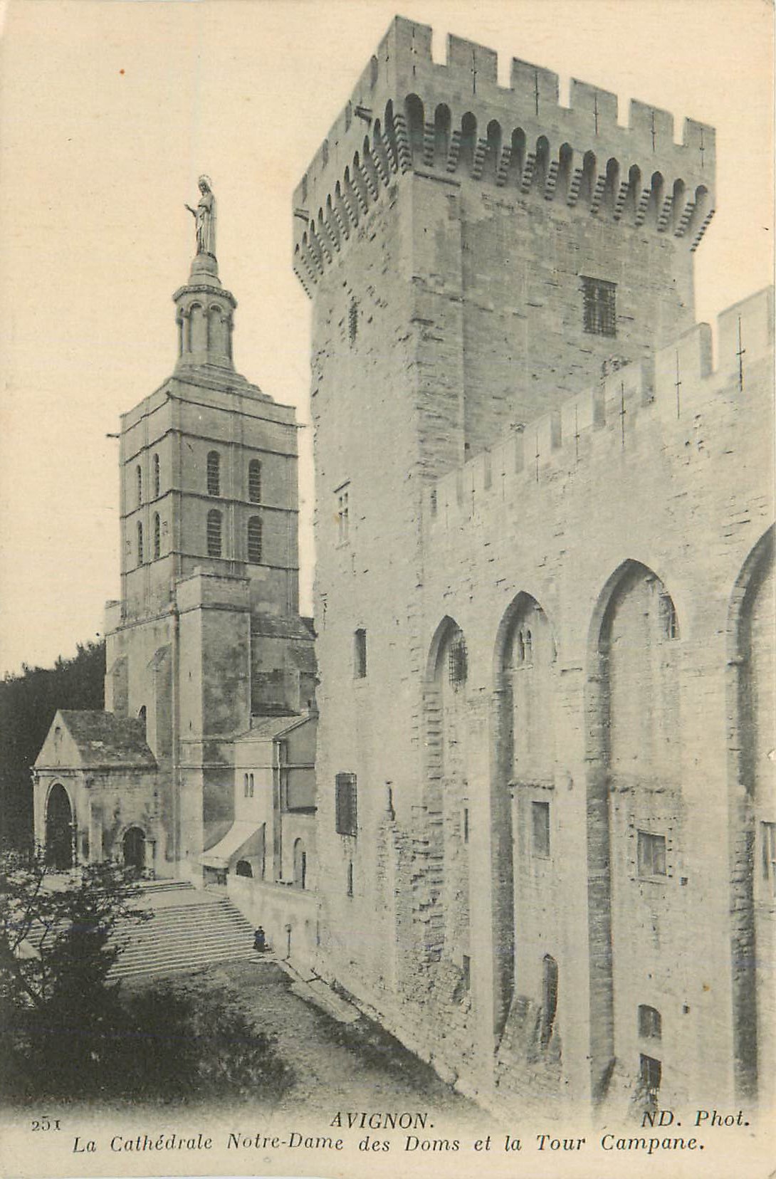 CPA Avignon La Cathedrale Notre Dame des Doms et la Tour Campane