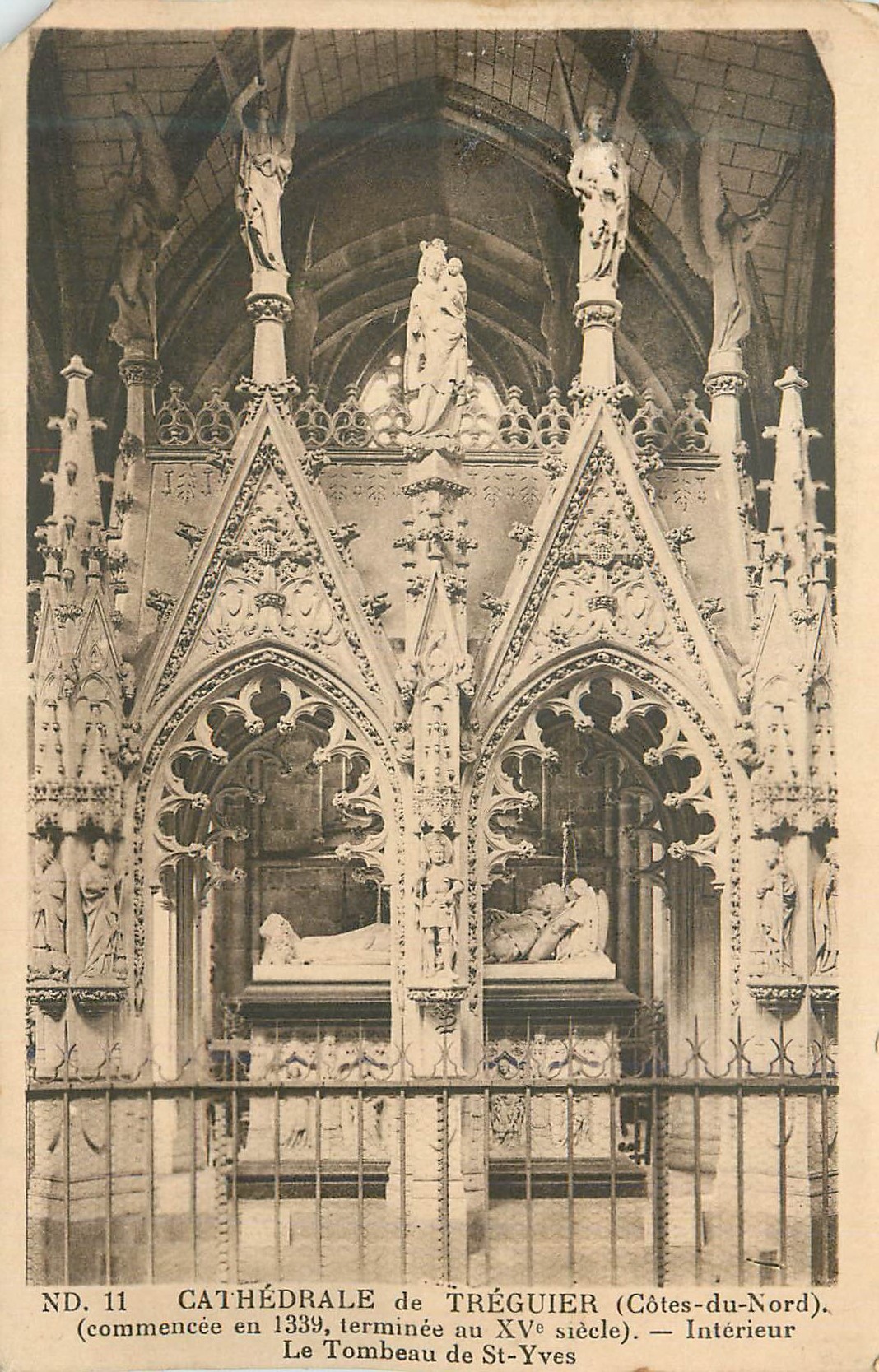 CPA Cathedrale de Treguier (Cotes du Nord) Commencee en 1339 Interieur