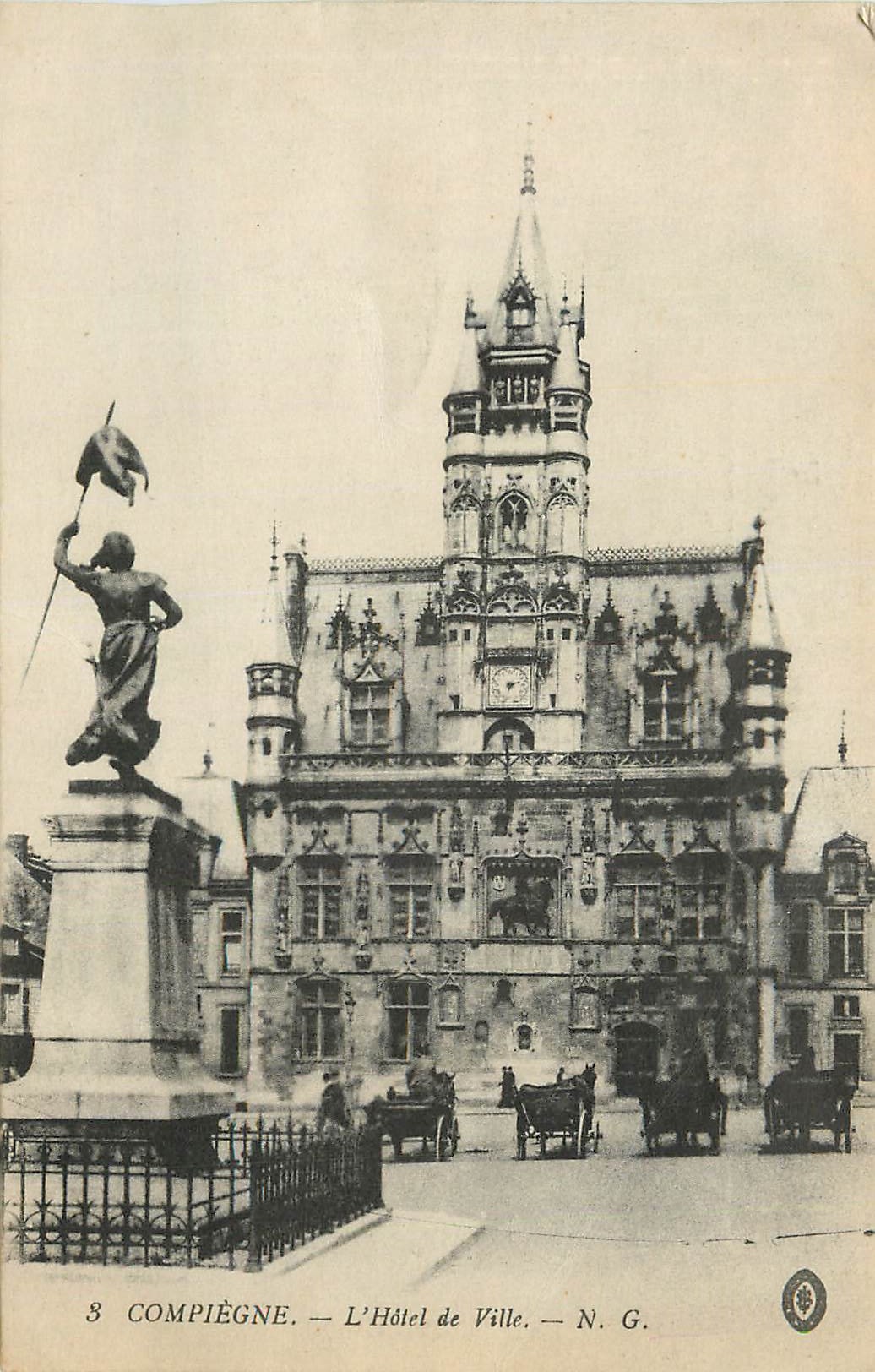 CPA Compiegne L'Hotel de Ville Jeanne d'Arc