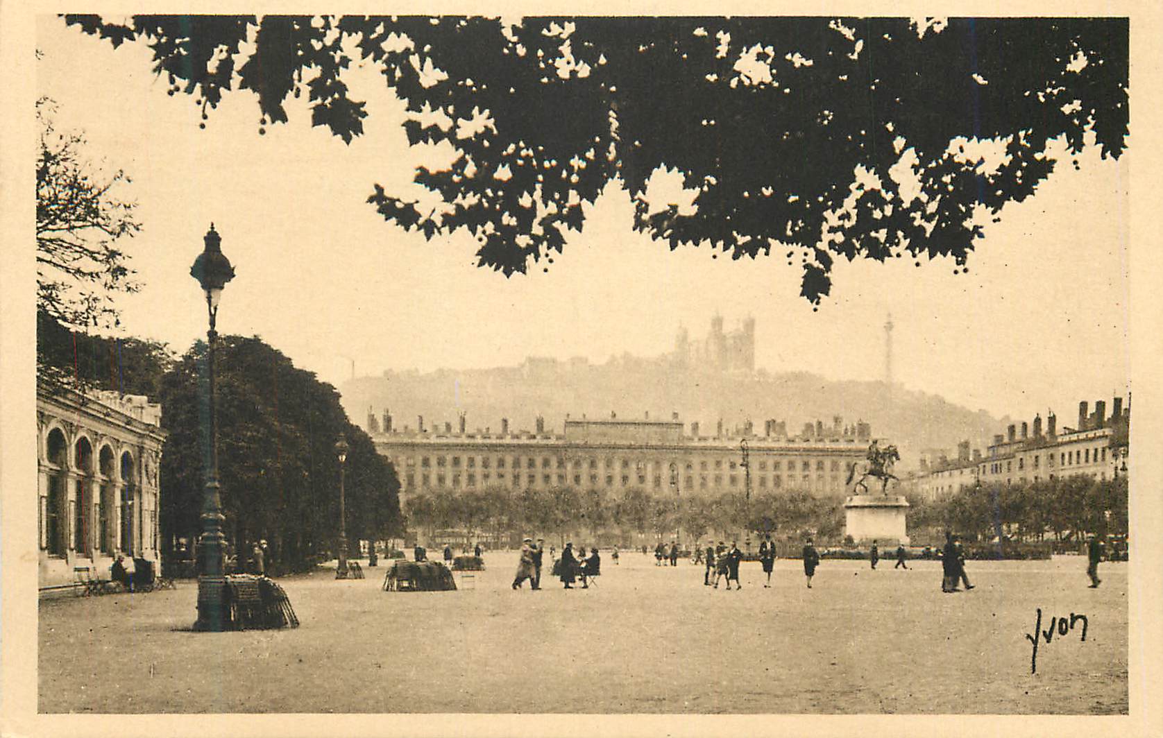 CPA Lyon (Rhone) La Douce France Place de Bellecour