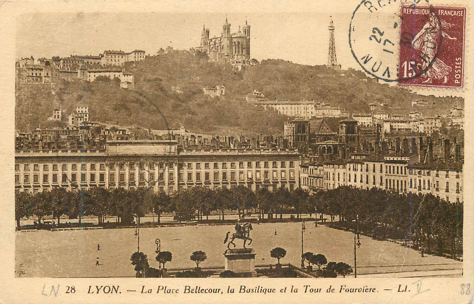 CPA Lyon Place de Bellecour La Basilique et la Tour de Fourviere