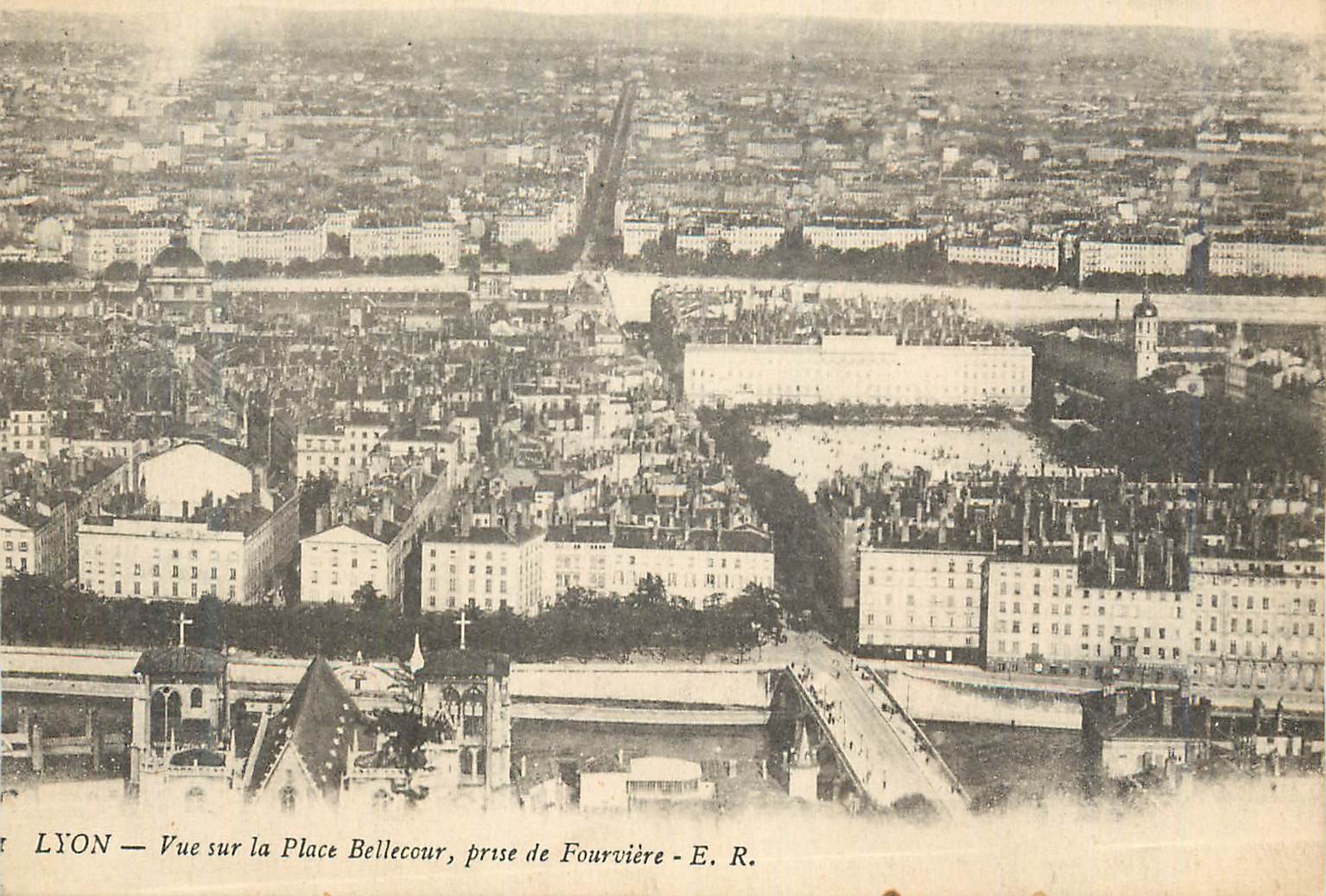 CPA Lyon Vue sur la Place Bellecour prise de Fourviere
