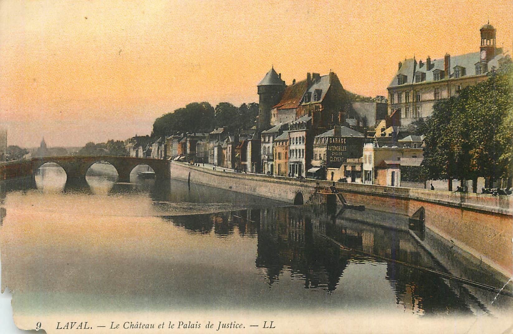 CPA Laval Le Chateau et le Palais de Justice