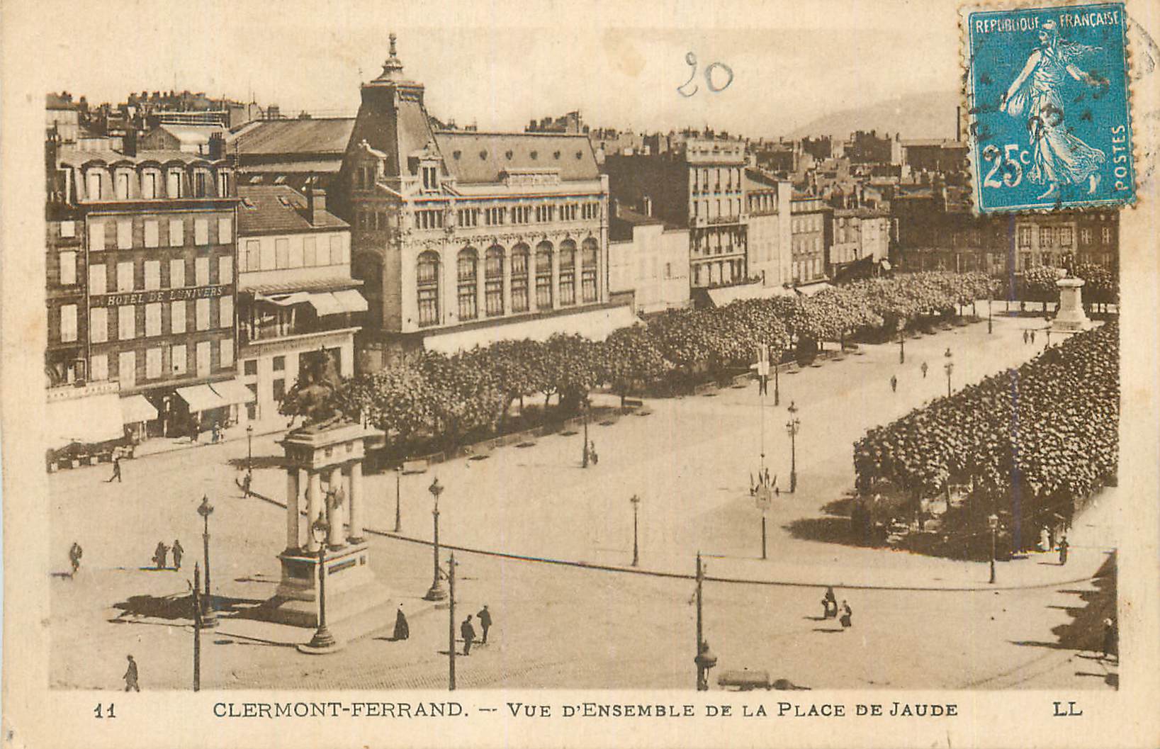 CPA Clermont Ferrand Vue d'Ensemble de la Place de Jaude