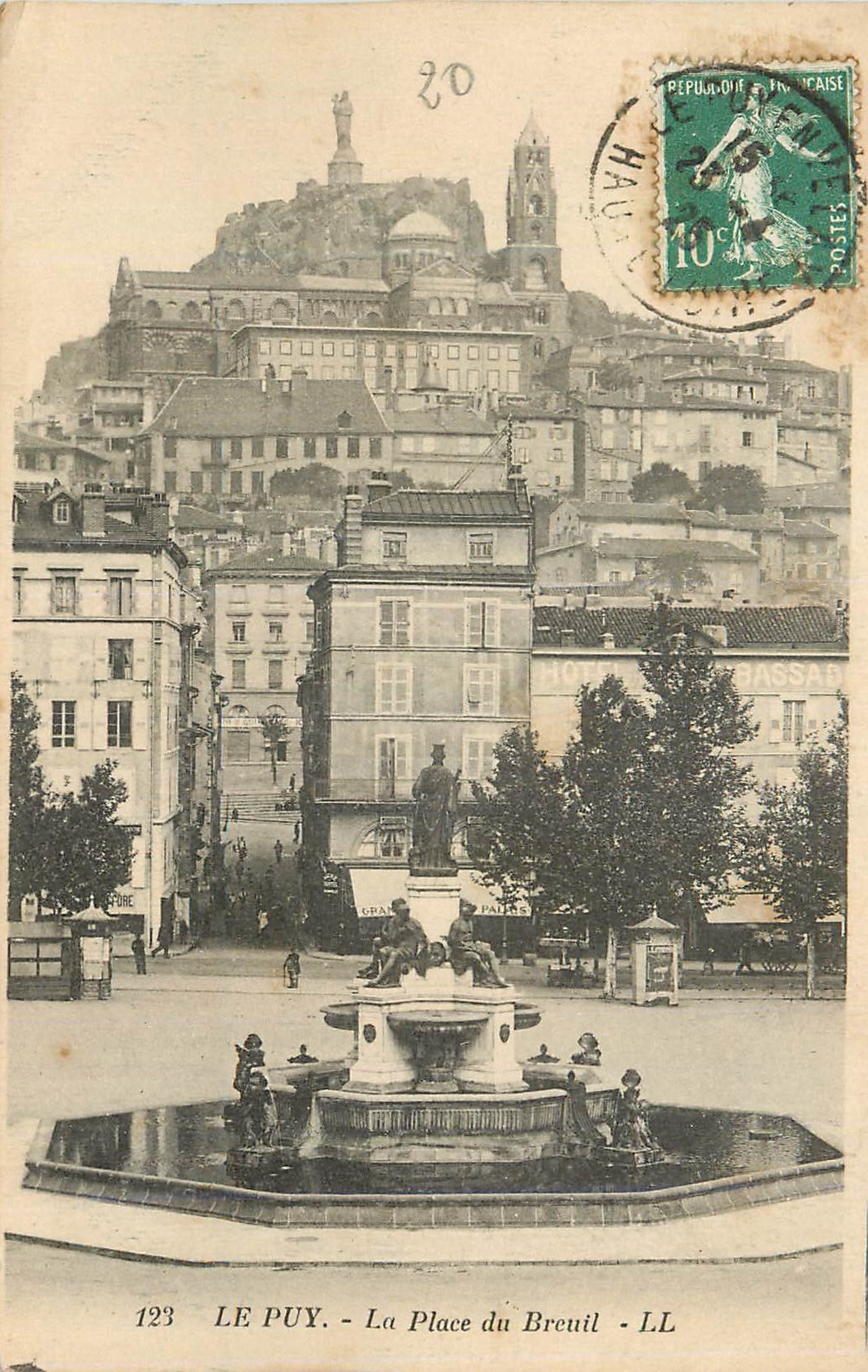 Le Puy - La Place du Breuil — vue de la ville avec la statue de la République et le château de la ville