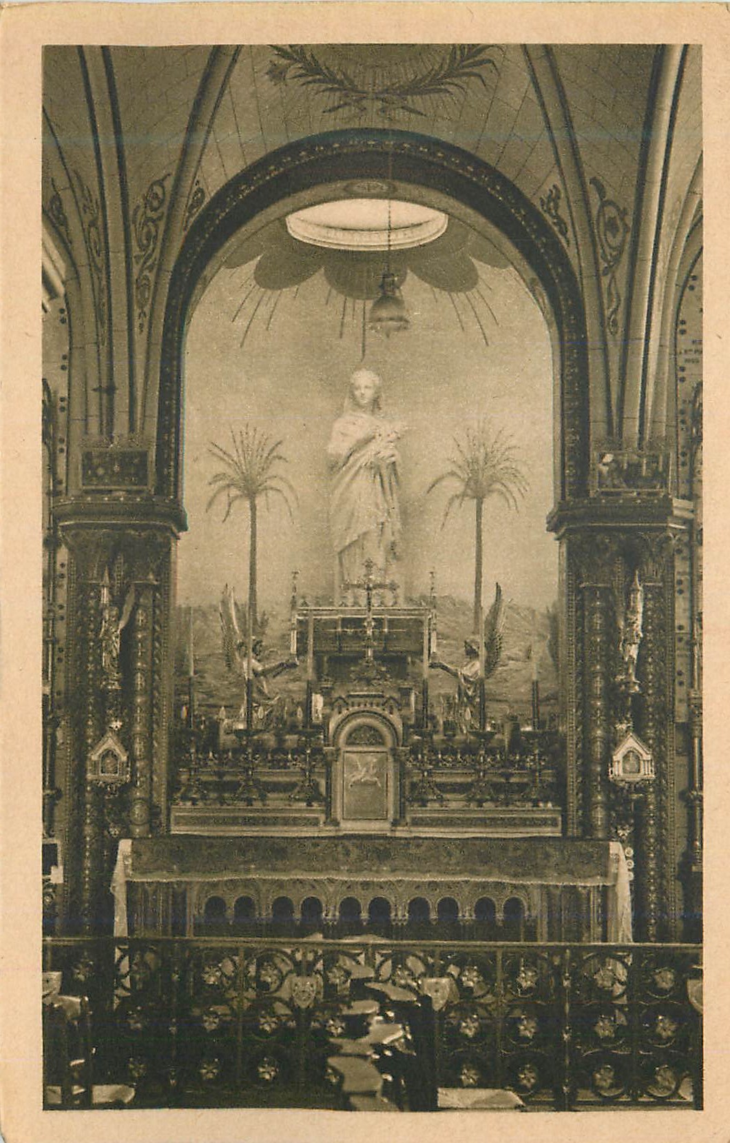 CPA Paris (15e) Chapelle Sainte Philomene Autel de l'Archiconfrerie