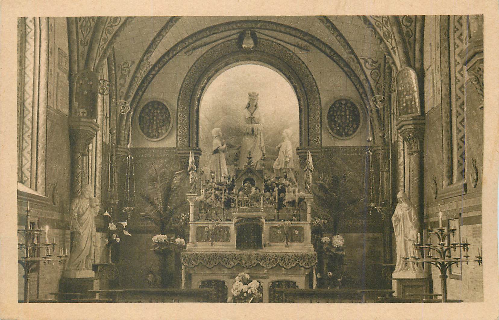 CPA Paris (15e) Chapelle N D de la Salette Autel et Groupe de L'Apparition