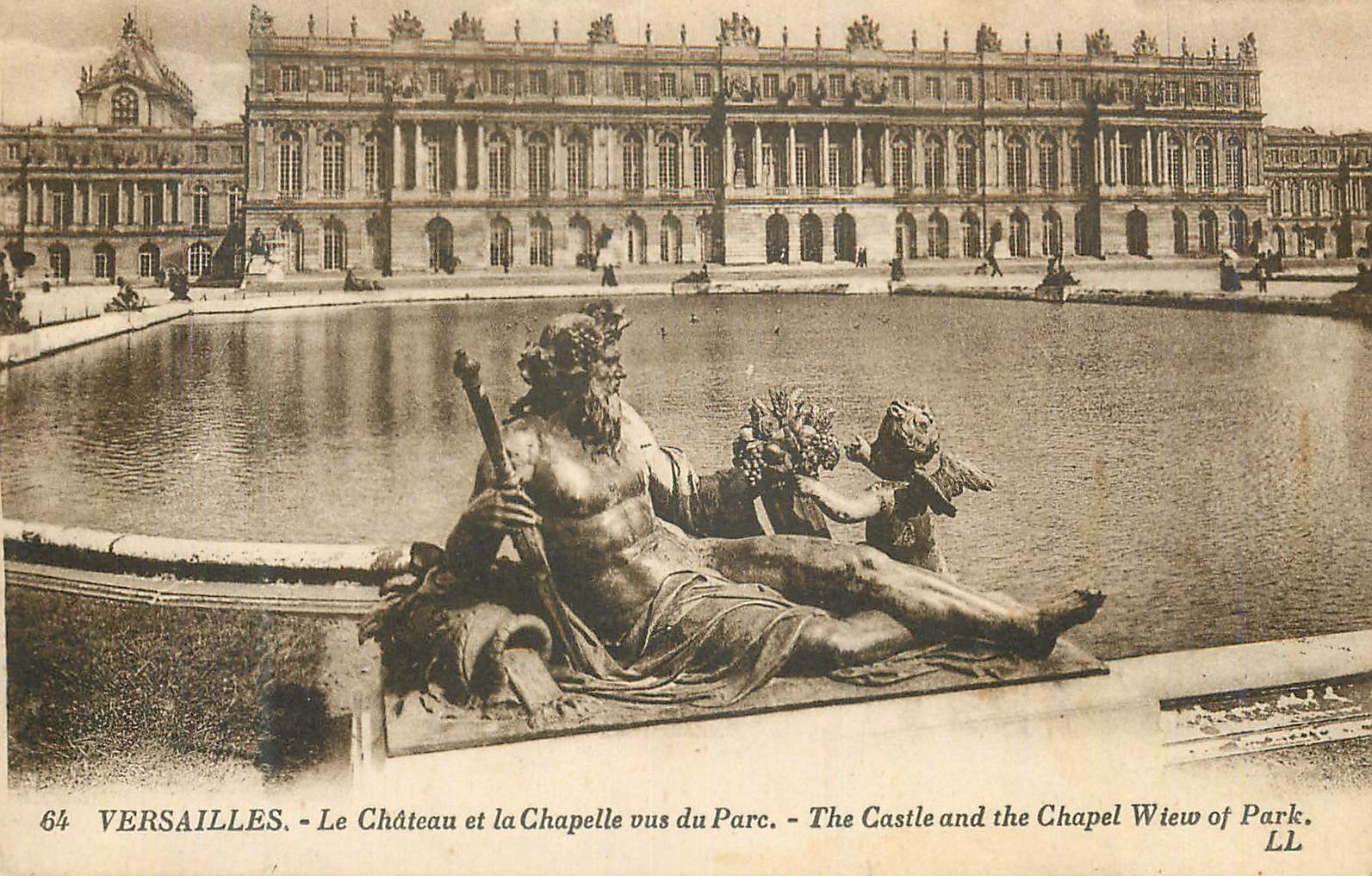 CPA Versailles Le Chateau et la Chapelle vus du Parc