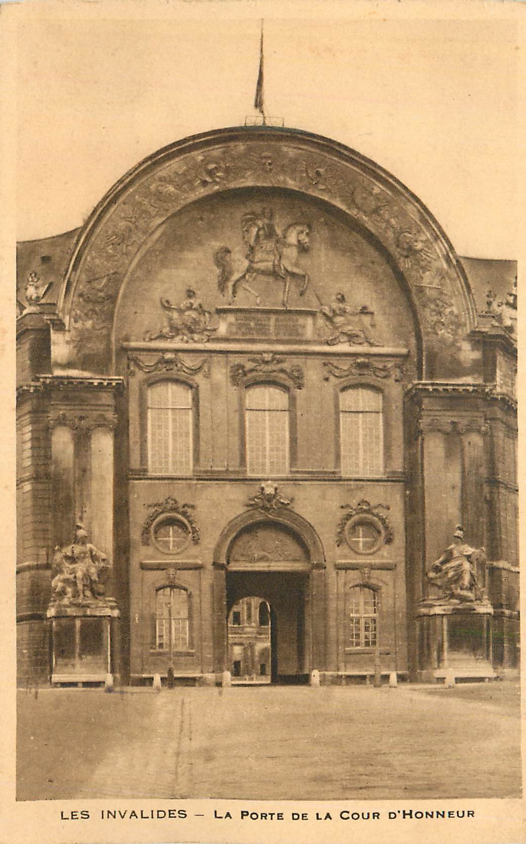 CPA Les Invalides La Porte de la Cour d'Honneur