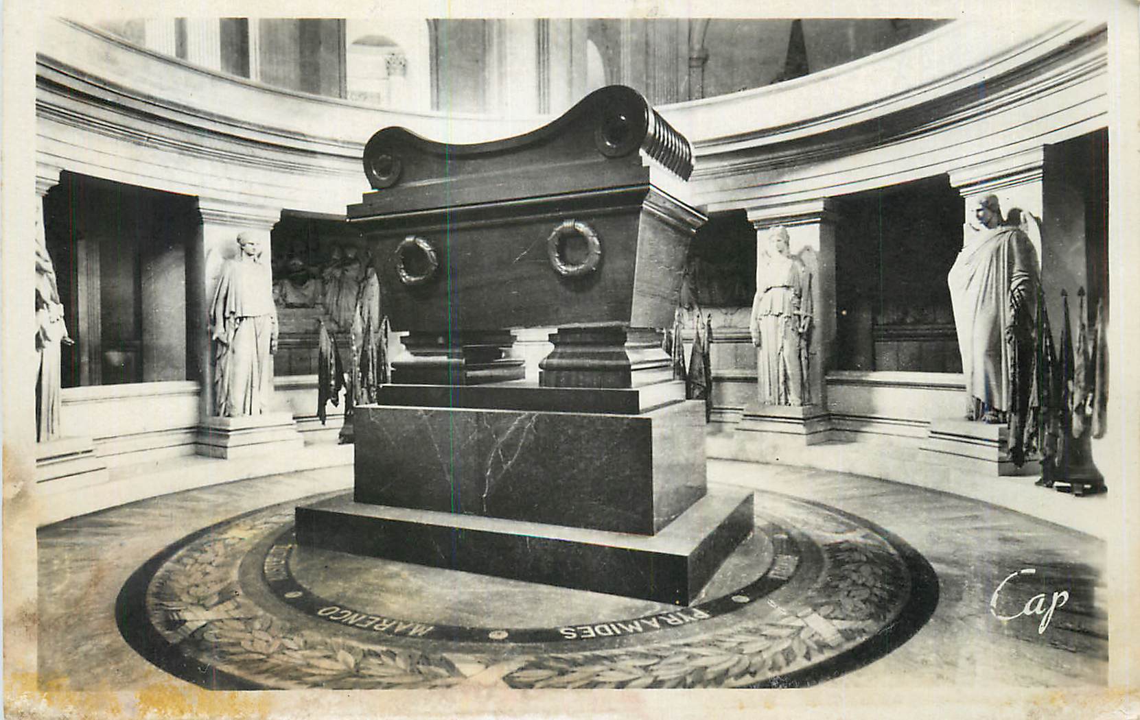 CPM Paris les Invalides Le Tombeau de Napoleon 1er