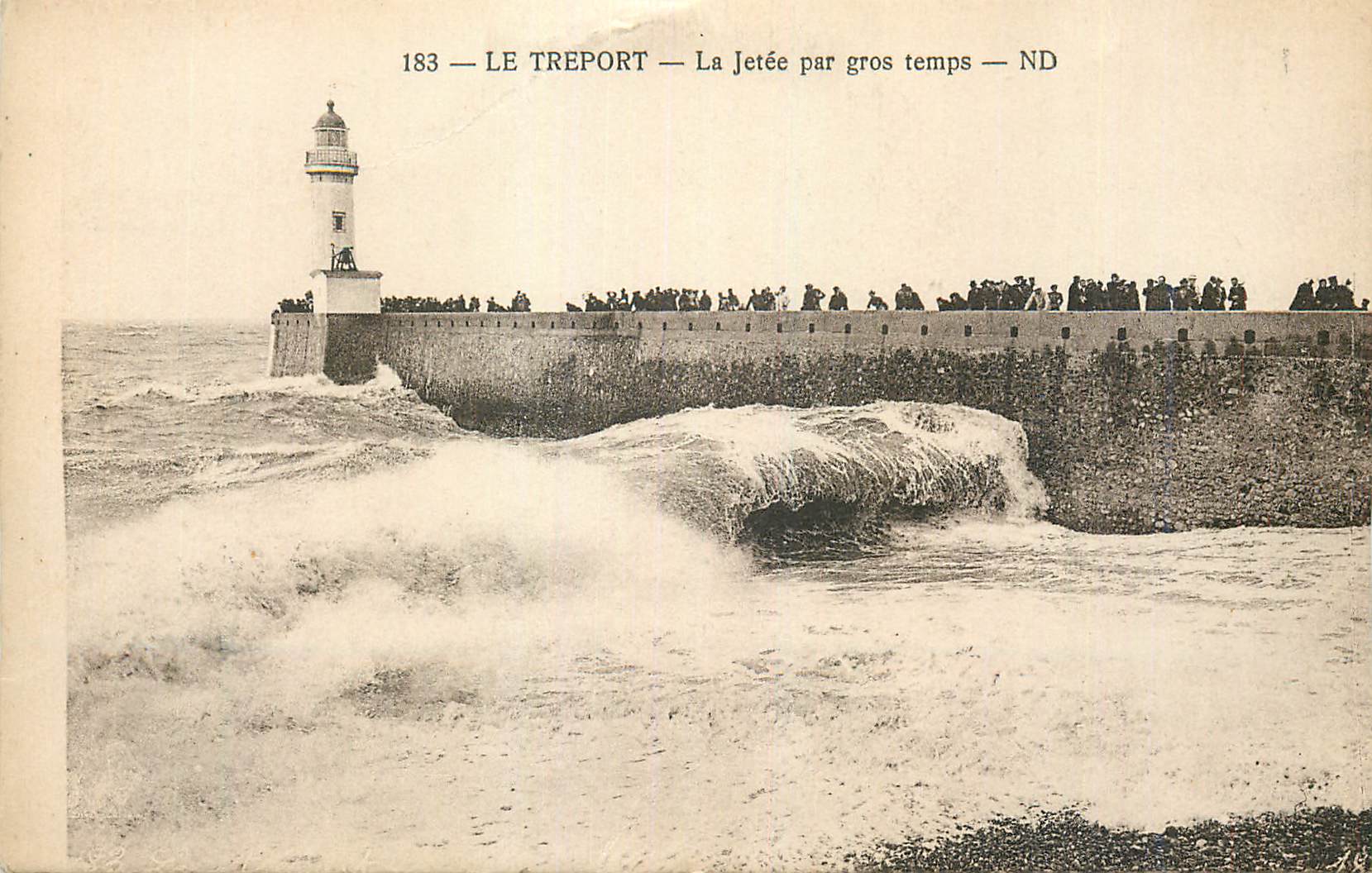 CPA Le Treport La Jetee par Gros Temps Phare