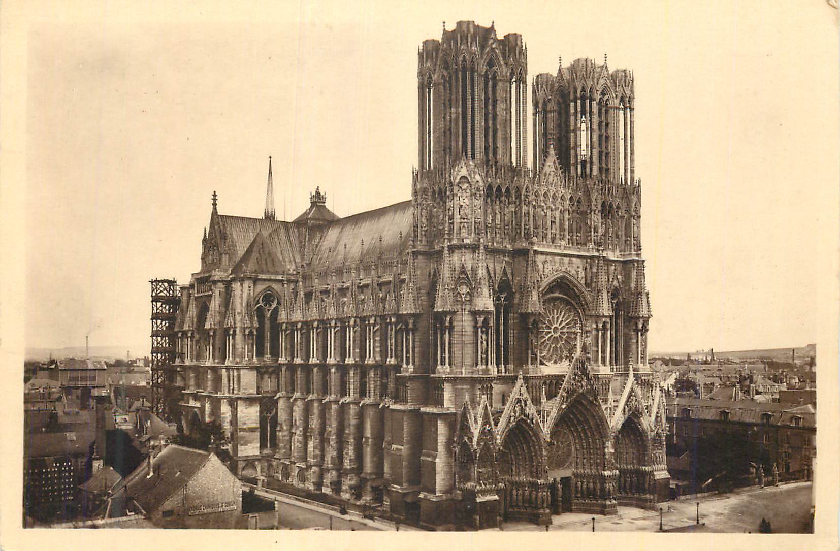CPM La Cathedrale de Reims avant la Guerre Militaria