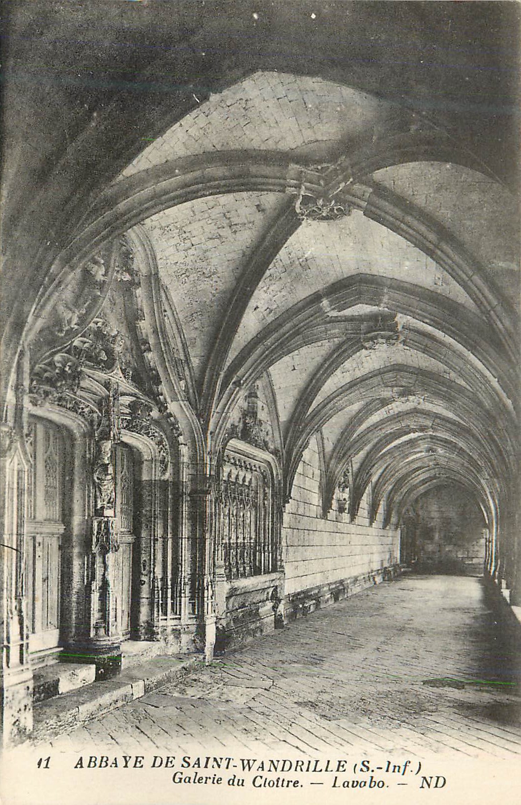 CPA Abbaye de Saint Wandrille Galerie du Cloitre