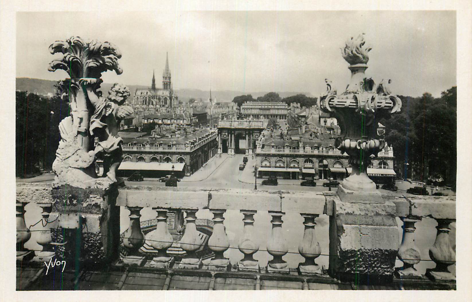 CPM Nancy La Douce France Vue Generale Arc de Triomphe et Palais du Gouvernement