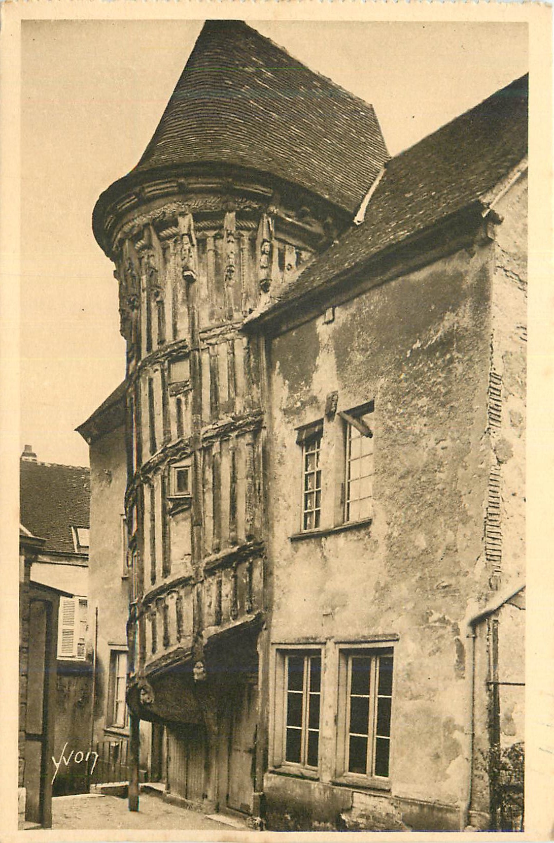Tour ronde du château de Vion — éditeur Yvon, n° de série non visible