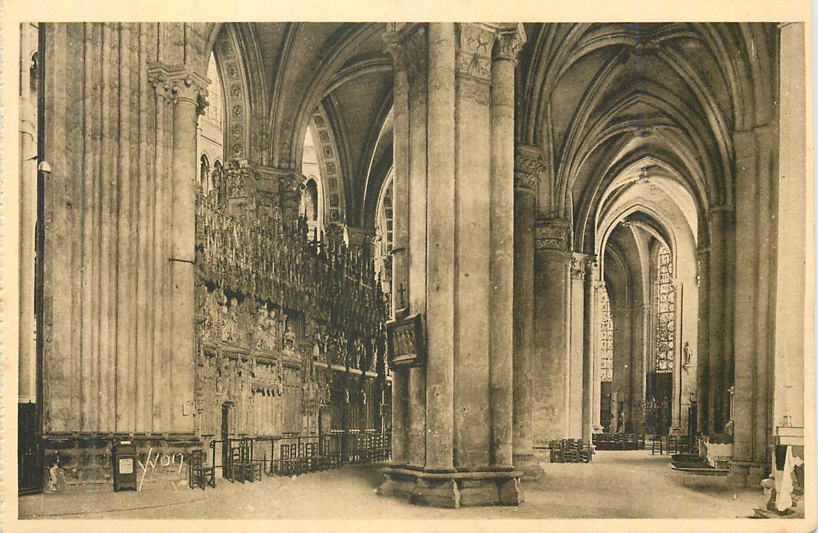 CPA Chartres La Douce France Interieur de la Cathedrale Le Deambulatoire