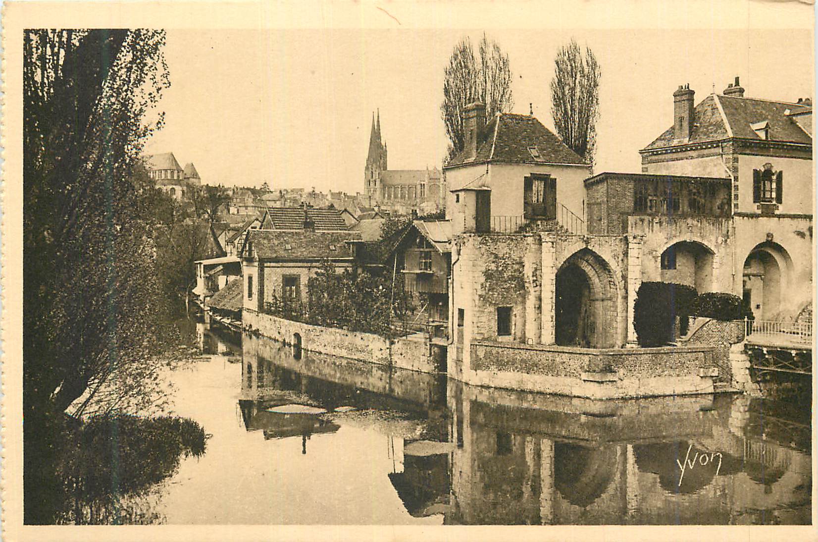 CPA Chartres La Douce France Le Chateau d'Il et la Cathedrale