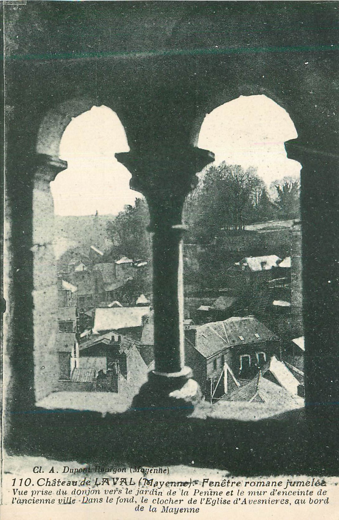 CPA Chateau de Laval (Mayenne) Fenetre Romane Jumelee