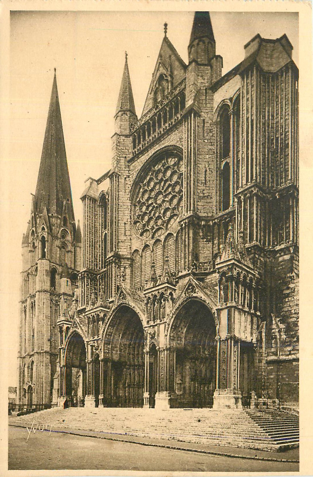CPA Chartres La Douce France Le Portail Sud et la Vieille Tour