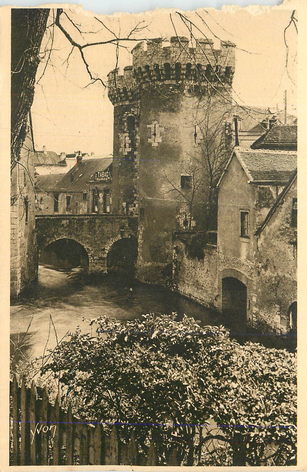 Porte de la ville — Tour de guet — Yvon