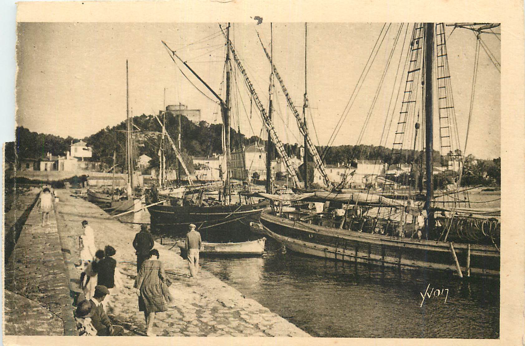 CPA Les Iles d'Hyeres (Var) Cote d'Azur La Douce France Porquerolles Le Port et la Jetee Bateaux