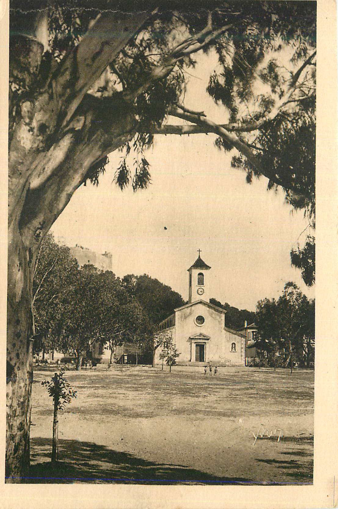 Église de Sainte-Adèle — vue encadrée par un grand arbre — Y. WOIT, n°17