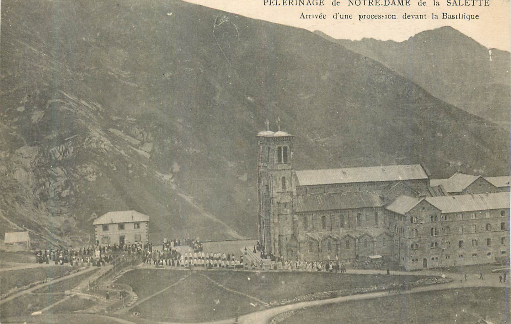 CPA Pelerinage de Notre Dame de la Salette Arrivee d'une Procession devant la Basilique