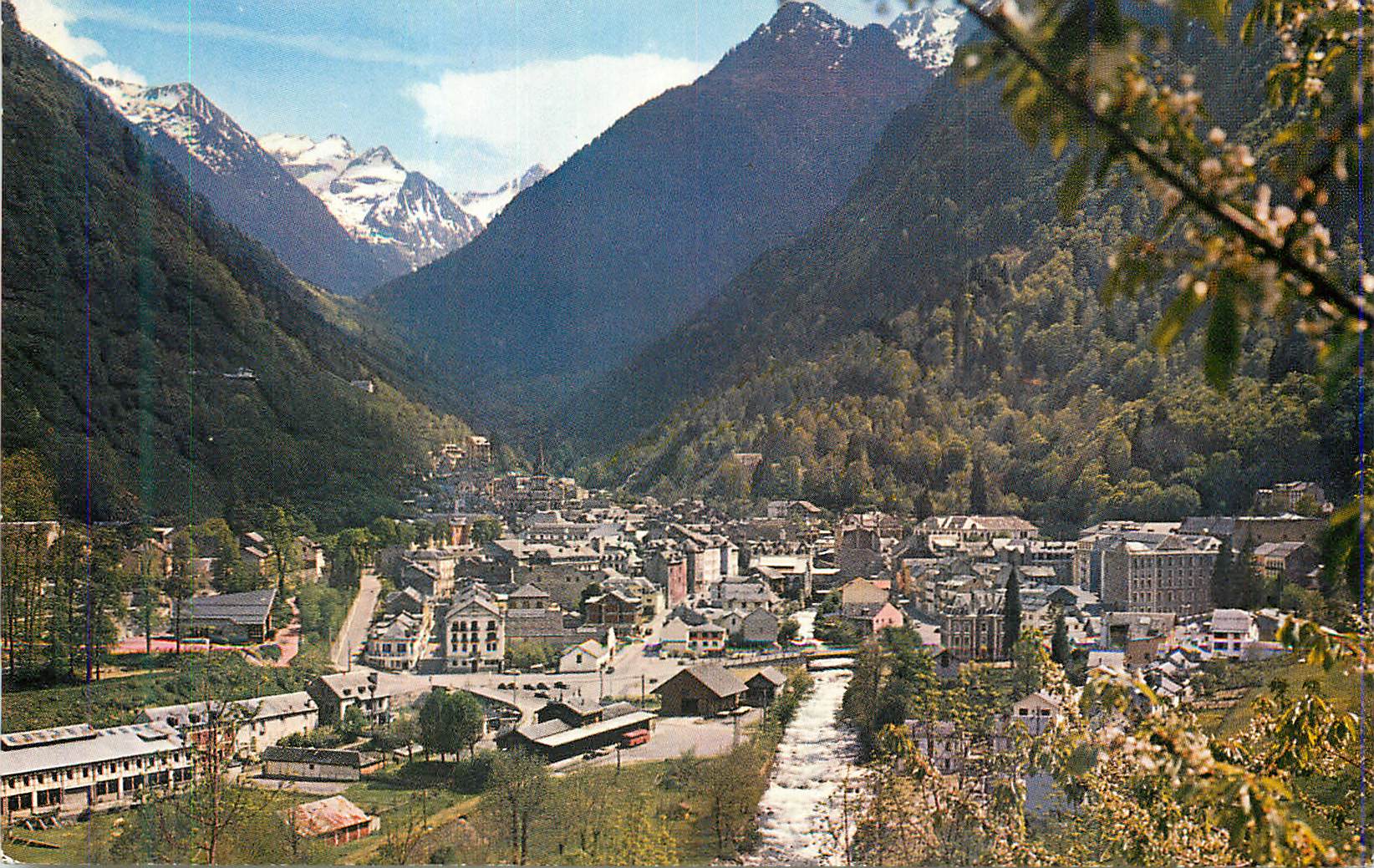 Village alpin encaissé entre montagnes enneigées — éditeur non identifiable