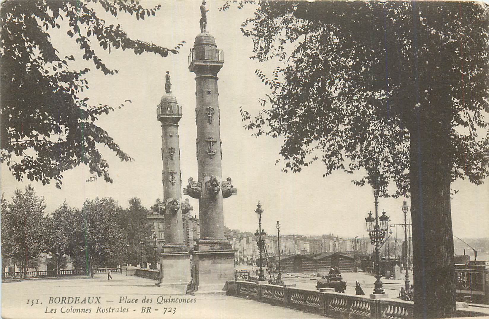 CPA Bordeaux Place des Quinconces Les Colonnes Rostrales