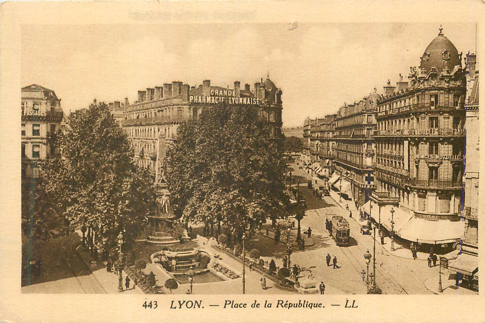 CPA Lyon Place de la Republique Tramway