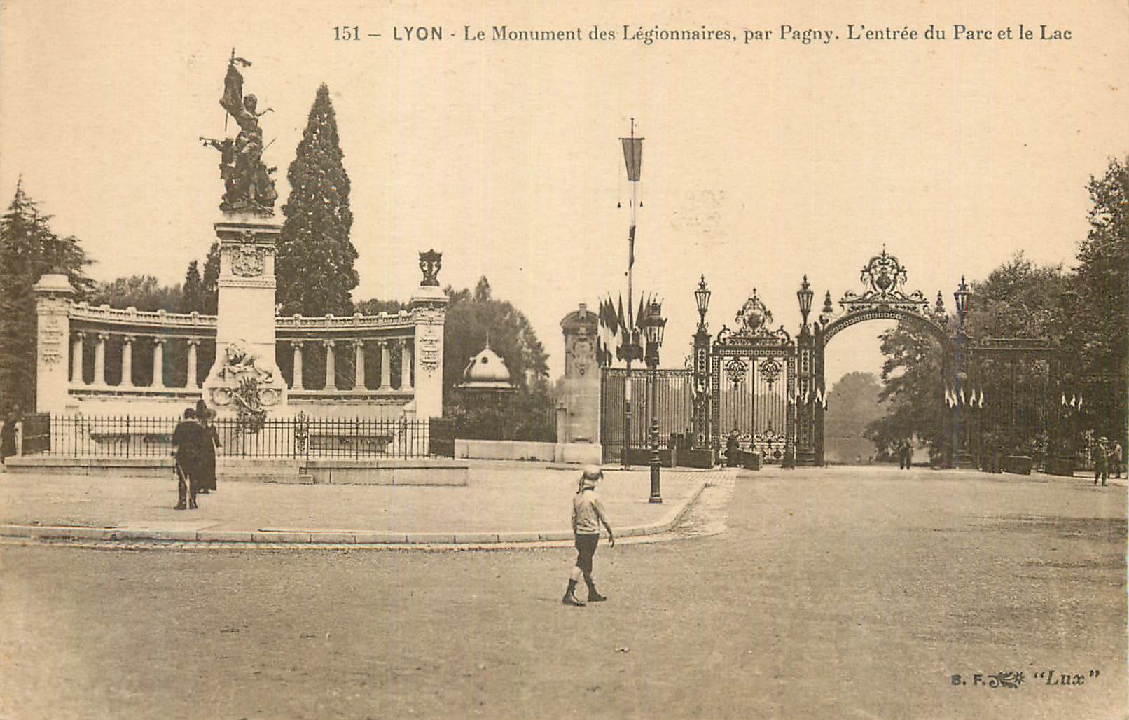 CPA Lyon Le Monument des Legionnaires par Pagny L'Entree du Parc et le Lac