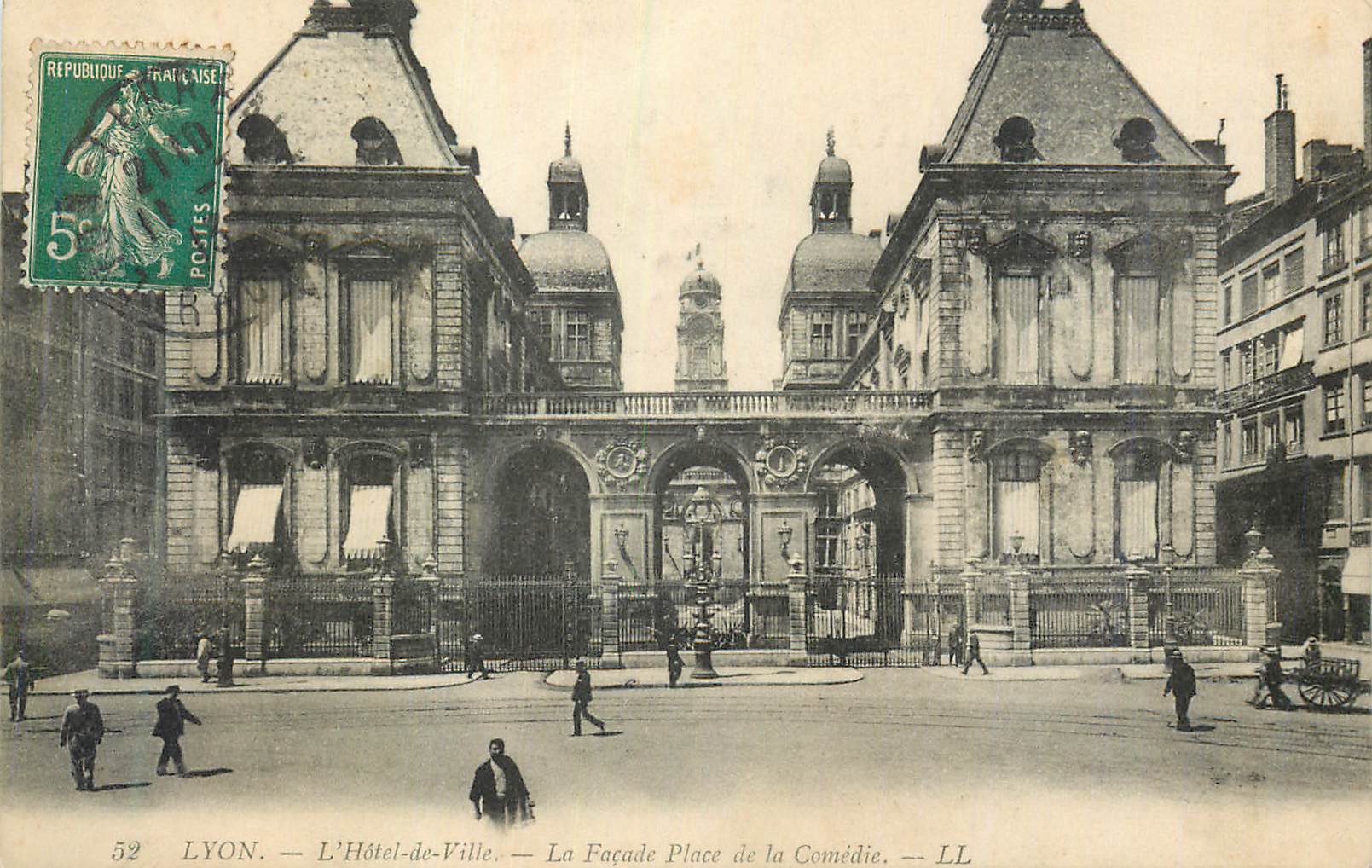 CPA Lyon L'Hotel de Ville La Facade Place de la Comedie