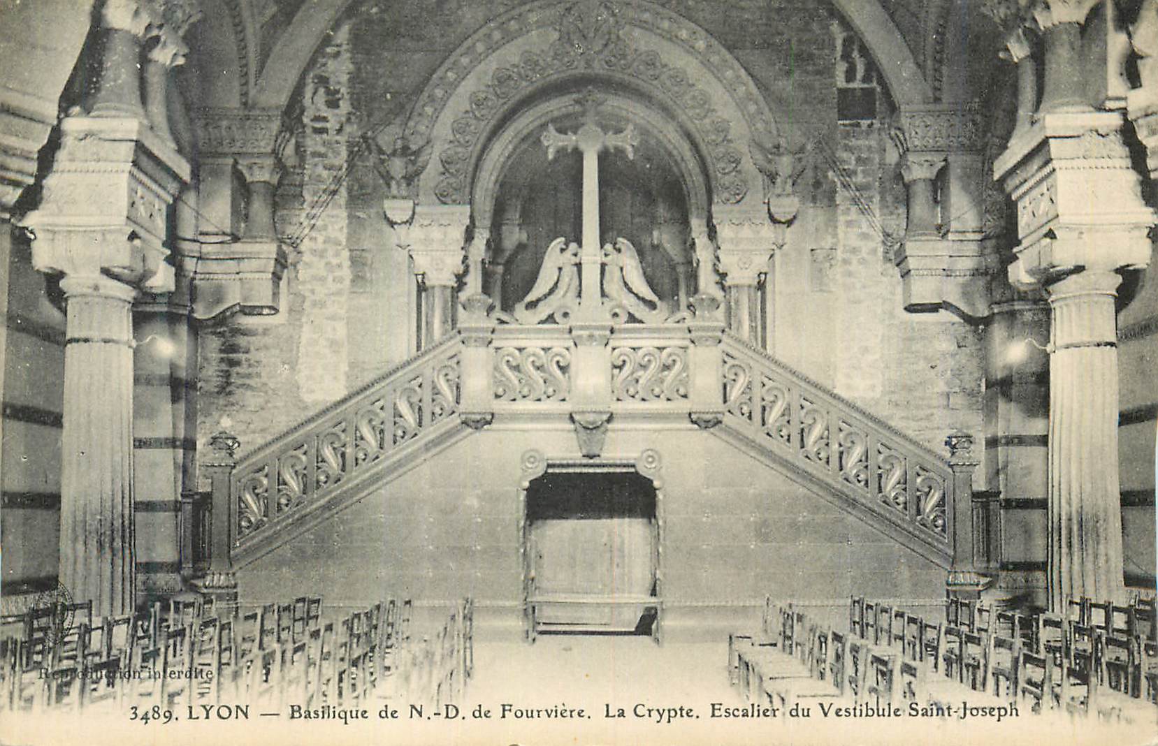 CPA Lyon Basilique de N D de Fourviere La Crypte Escalier du Vestibule St Joseph