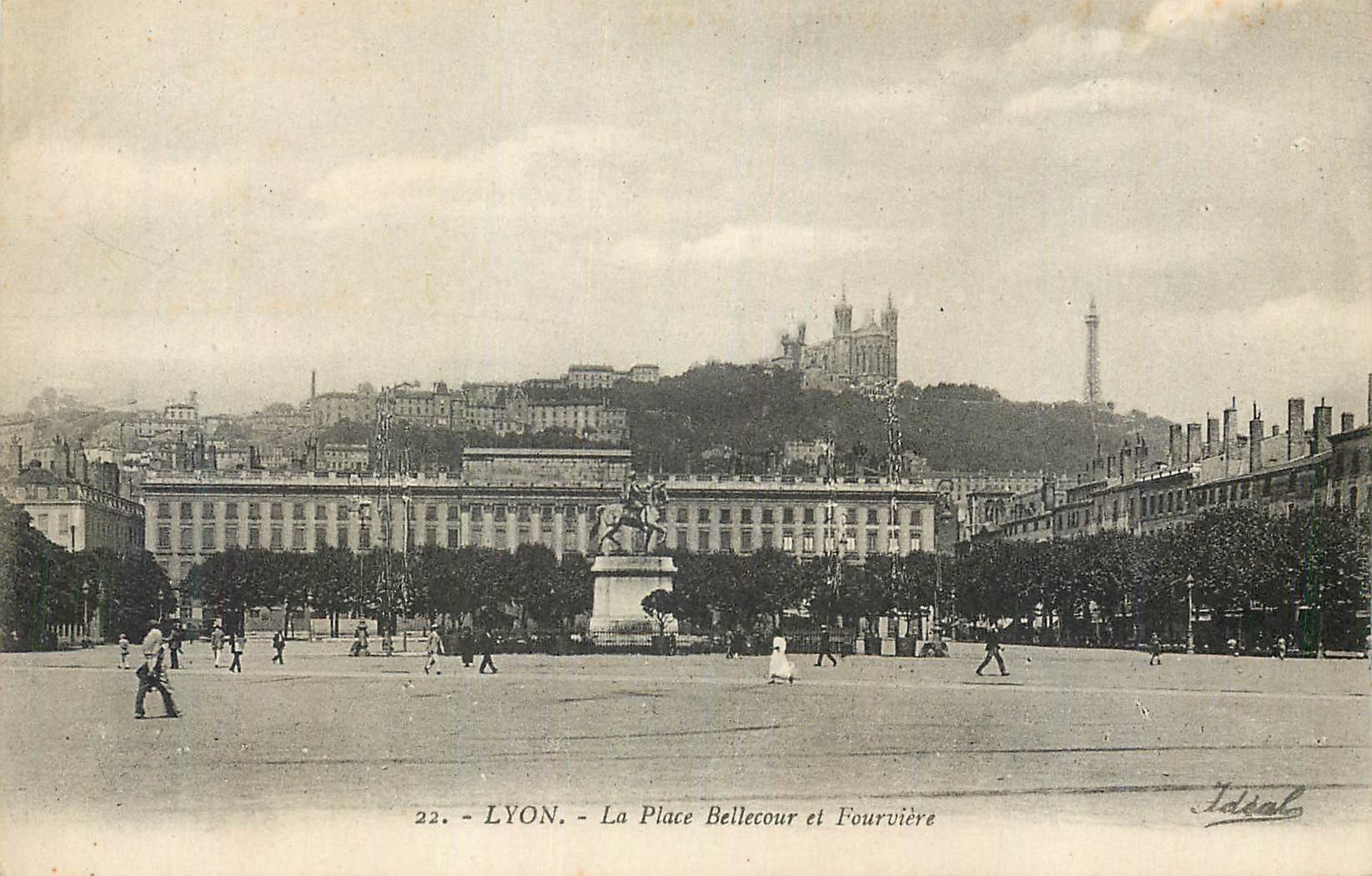 CPA Lyon Place de Bellecour et Fourviere