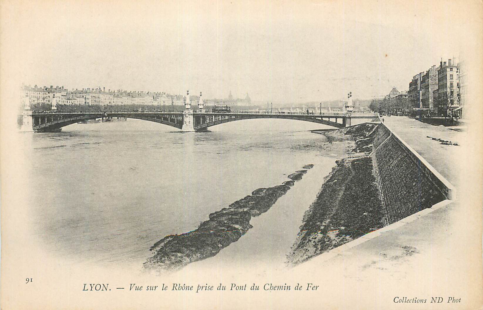 CPA Lyon Vue sur le Rhone prise du Pont du Chemin de Fer
